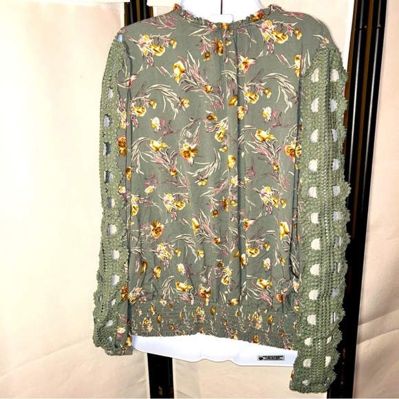 Easel Teal Floral Blouse with Crochet Sleeves - Picture 5 of 8